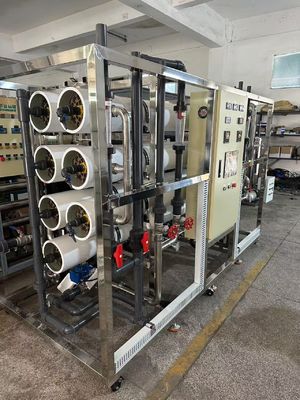 قیمت خوب 150 تا 300 پی سی فشار درجه بندی RO سیستم آب شور با Ultrafiltration پیش از درمان و عملکرد آنلاین